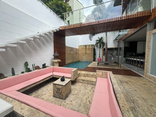 Casa Lujosa, piscina, sala de cine y chimenea. Barrio mas cool del mundo