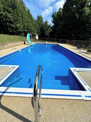Outdoor pool - Charming 3-bedroom house with AC, fitness room in awesome Jonesboro (Jonesboro)