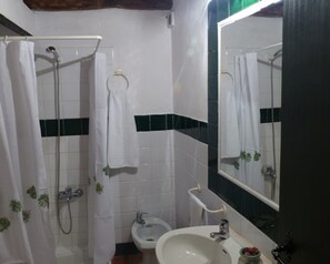 Een douche, een haardroger, handdoeken
