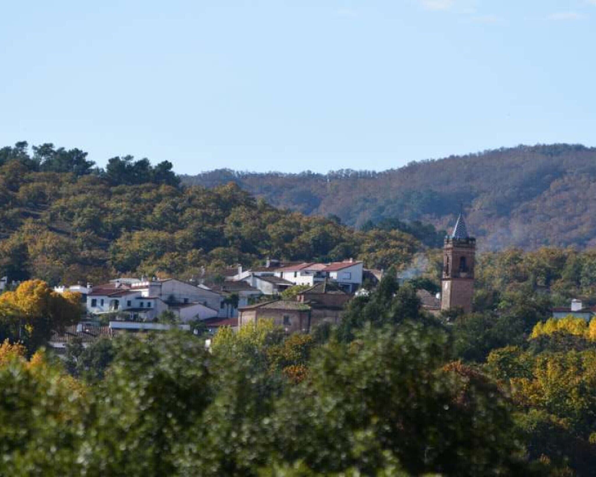 Un pueblo con edificios y una torre de iglesia.