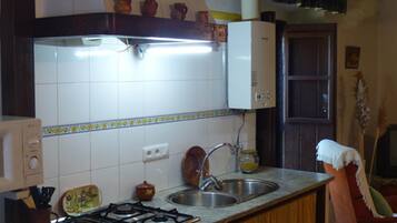 Køleskab, mikrobølgeovn, kaffe-/temaskine