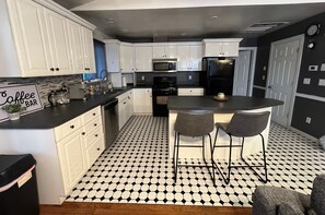 Mikrobølgeovn, ovn, kokeplater og oppvaskmaskin