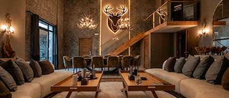 Premium maisonnette, balkon, uitzicht op bergen | Luxe beddengoed, donsdekens, een minibar, gratis babybedden