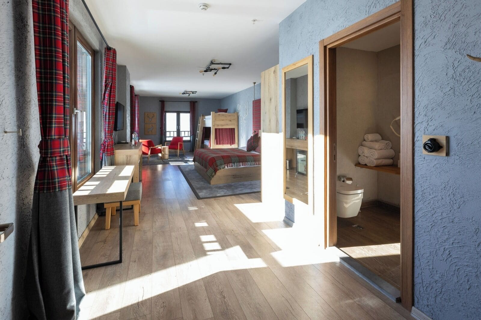 Habitación cuádruple estándar | Ropa de cama de alta calidad, edredones de plumas, minibar