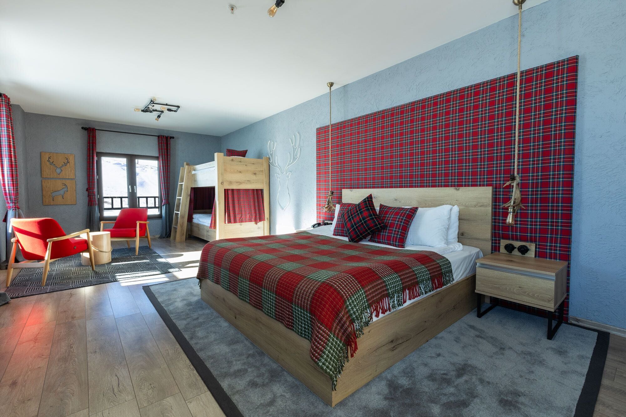 Roupas de cama premium, edredons de pluma, frigobar, berços grátis