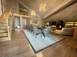 尊荣复式, 阳台, 山景 | 高档床上用品、羽绒被、迷你吧、免费婴儿床