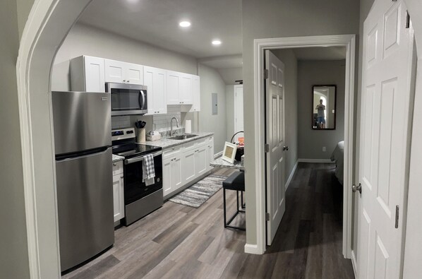 Private kitchen - Downtown San Antonio/Highland Park, Cozy 1-bedroom, WiFi, AC, washer/dryer, 202 (San Antonio)