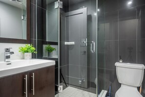 Dusche, Haartrockner, Handtücher, Seife