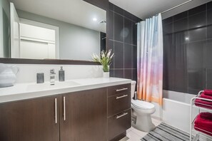 Dusche, Haartrockner, Handtücher, Seife