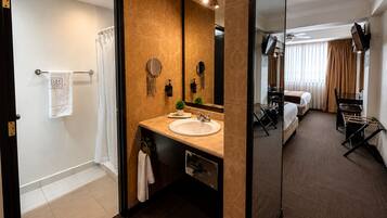 Family Double Room, 2 Double Beds | Bathroom | Towels, soap, shampoo, toilet paper