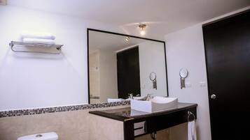 Deluxe Studio, 1 King Bed | Bathroom | Towels, soap, shampoo, toilet paper