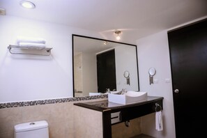Estúdio luxo, 1 cama King | Banheiro | Toalhas de banho, sabonete, shampoo, papel higiênico