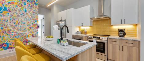 Réfrigérateur, micro-ondes, four, plaque de cuisson