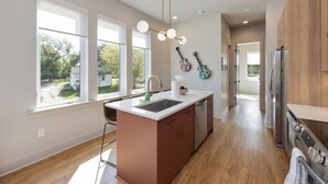 Una cocina moderna con una isla central, ventanas amplias y vistas al exterior.