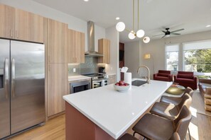 Refrigerador, microondas, horno y parrilla de estufa 