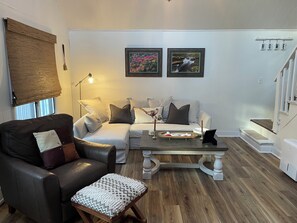 Una Smart TV, libros, una pantalla de ordenador