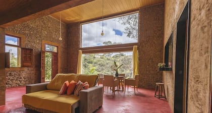 Casa na pedra em Serra Negra vista para montanha