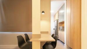 Una cocina moderna con armarios de madera y un microondas integrado.