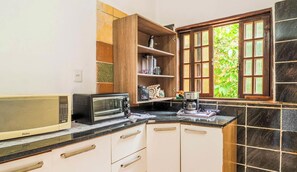 Kühlschrank, Mikrowelle, Herdplatte, Kochgeschirr/Geschirr/Besteck