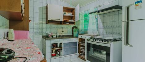 Jääkaappi, mikroaaltouuni, liesi, kahvin-/teenkeitin