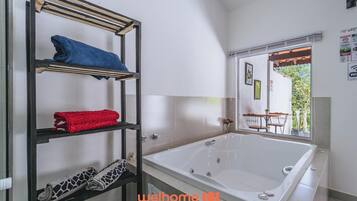 Douche, sĂšche-cheveux, serviettes fournies