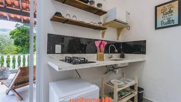 Réfrigérateur, micro-ondes, plaque de cuisson, cafetiÚre/bouilloire