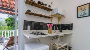 Geladeira, micro-ondas, cooktop, cafeteira/chaleira