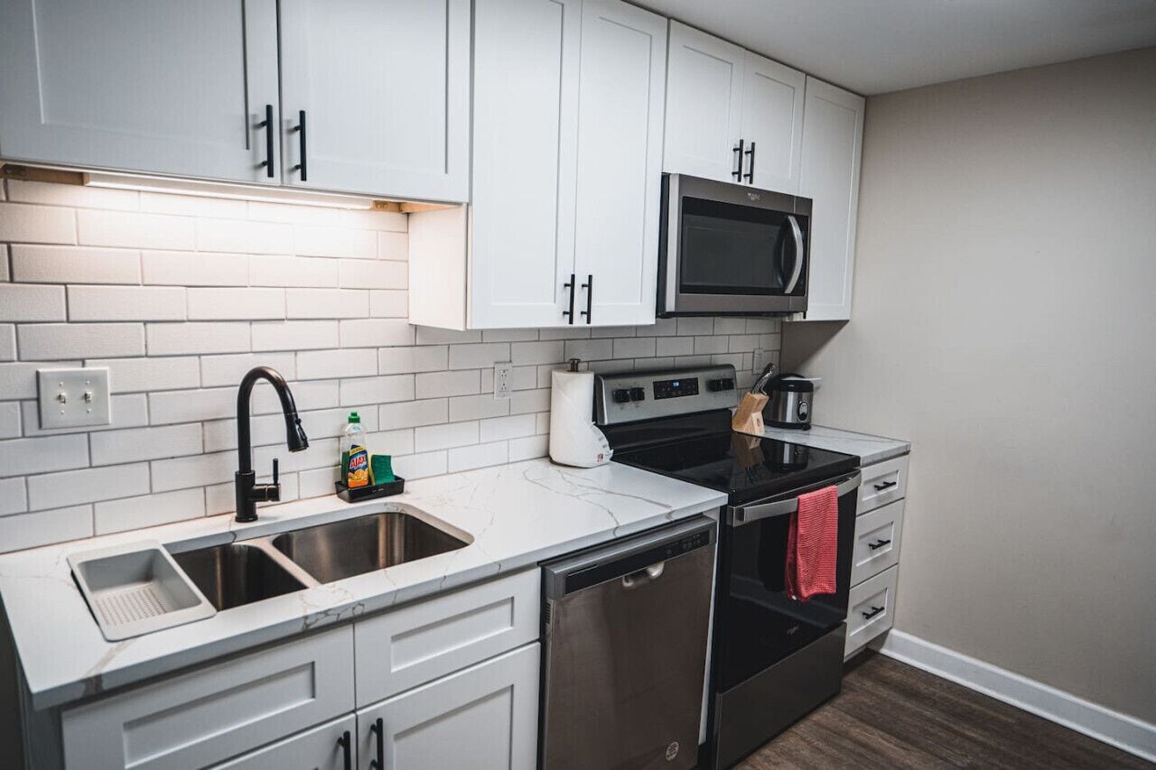 Een koelkast, een microgolfoven, een oven, een kookplaat