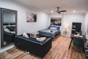Desk, iron/ironing board, travel crib, WiFi - Downtown Studio, Skyline View, Walk to Attractions (Atlanta)