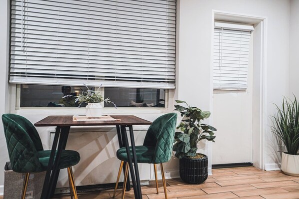 Dining - Downtown Studio, Skyline View, Walk to Attractions (Atlanta)