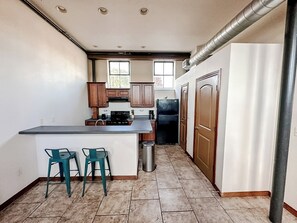 Frigorífico, horno, placa de cocina y lavavajillas