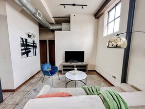 Smart TV - Sleepover | Stylish 2BD/1BA Condo - Downtown SGF (Springfield)