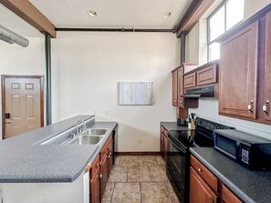 Kjøleskap, ovn, kokeplater og oppvaskmaskin