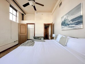 Skrivebord, strykejern/-brett, wi-fi (inkludert) og sengetøy