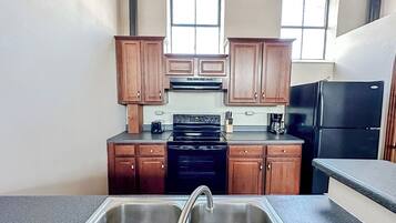 Fridge, oven, stovetop, dishwasher