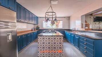 Geladeira, micro-ondas, fogão, cooktop