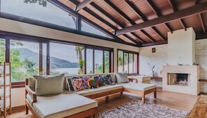 TV, peis og kontorer