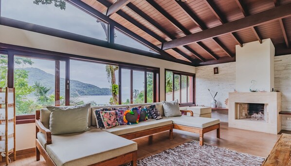 TV, peis og kontorer