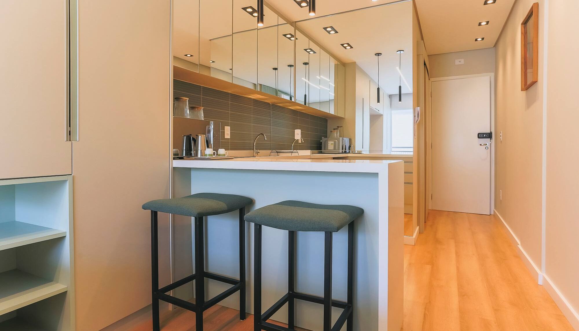 Kjøleskap, mikrobølgeovn, kokeplater og kaffetrakter/tekoker