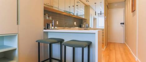 Kjøleskap, mikrobølgeovn, kokeplater og kaffetrakter/tekoker