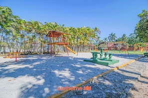 Children’s area - Casa em Ubatuba com Churrasqueira e acesso ao rio (Ubatuba)