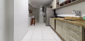 Ofen, Herdplatte, Wasserkocher mit Kaffee-/Teezubehör