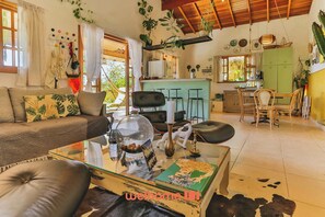 TV, fireplace - Casa em Mairinque com Piscina e Área Verde (Mairinque)