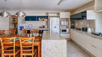Geladeira, micro-ondas, fogão, cooktop