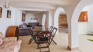 Un comedor con una mesa, sillas, un sofá y una rueda decorativa.