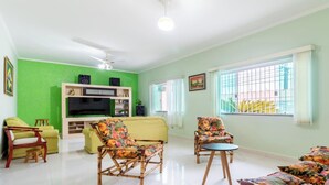Living area - Casa em Peruíbe com Piscina e Churrasqueira (Peruíbe)