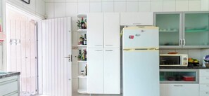 Microwave, stovetop, cookware/dishes/utensils