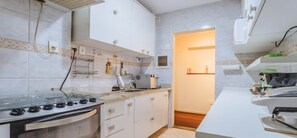 Kylskåp, mikrovågsugn, ugn och spishäll