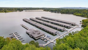 Ein Yachthafen mit mehreren Stegen und einem großzügigen Gebäude mit flachem Dach.