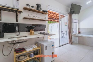 Kühlschrank, Mikrowelle, Herdplatte, Wasserkocher mit Kaffee-/Teezubehör